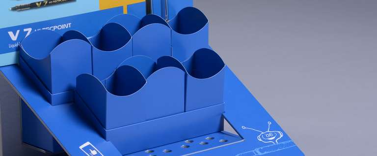 Blaues, individuell bedrucktes Regal- oder Verkaufsdisplays mit Materialmix aus Karton und Pappe für Schreibutensilien.