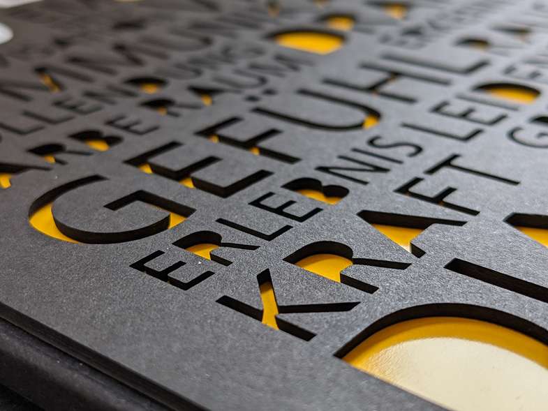 Karton Sirio Black Laserstanzung Buchcover mit Laserstanzungen