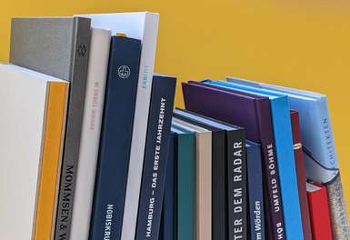 Bücherreihe vor gelbem Hintergrund Druckerei Hamburg