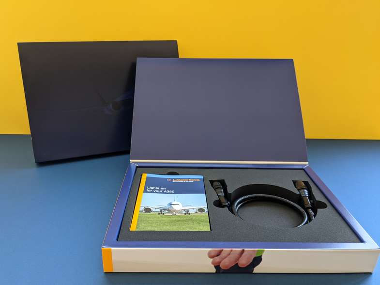 Schaumstoff-Einsatz im Klappdeckelkarton Schaumstoff-Einsatz im Klappdeckelkarton von Langebartes + Jürgens Hamburg GmbH