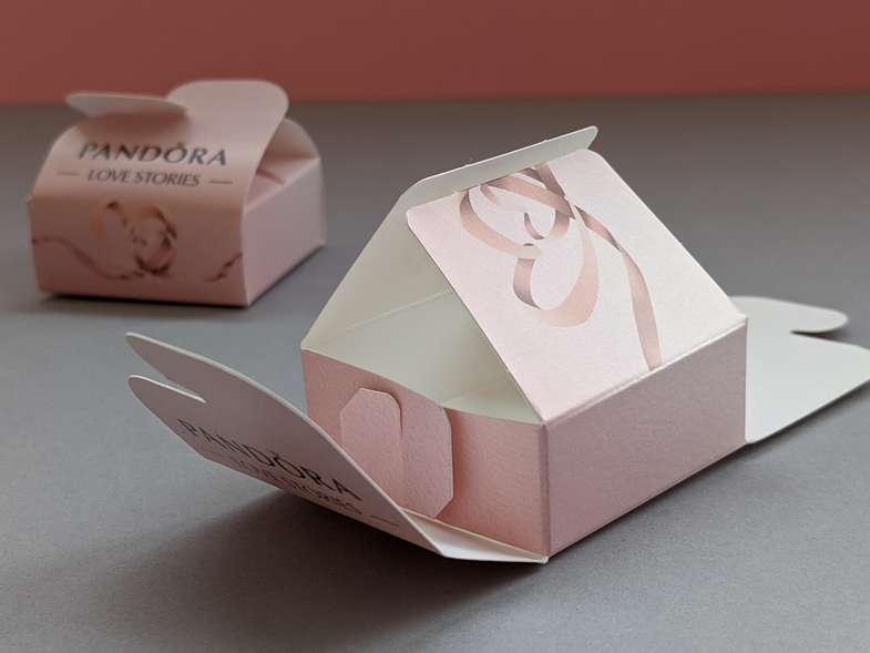 Viereckschachtel mit Schleifenverschluss