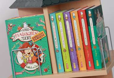 Dreh Holzdisplay für Carlsen Verlag