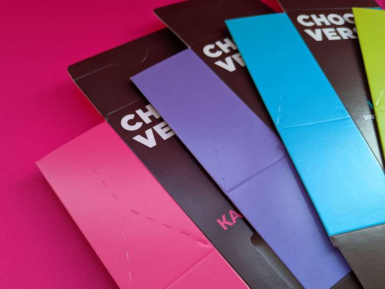 Farbenfrohe Faltschachteln flachliegend