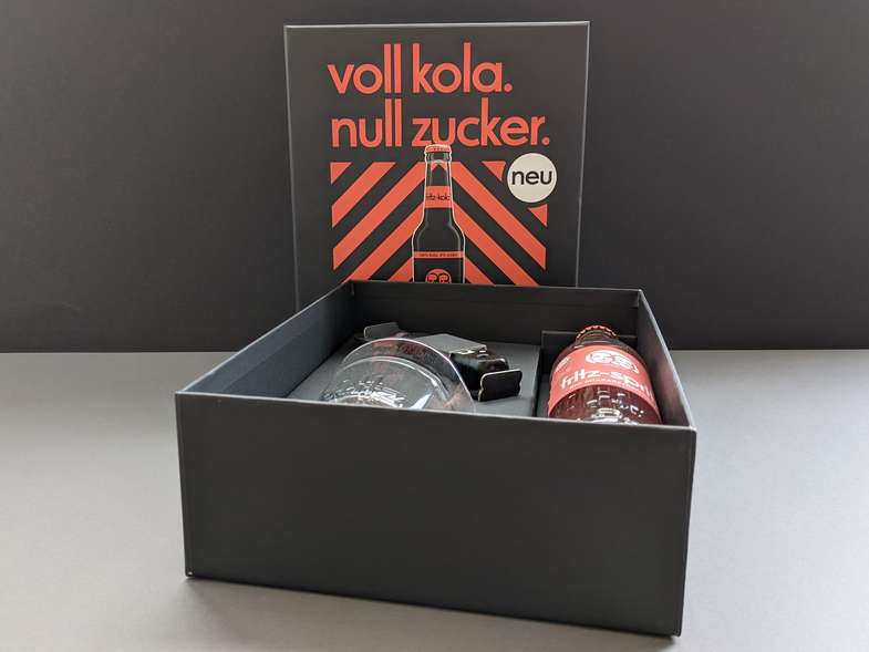 Klassische, zweiteilige Stülpdeckelkartonage. Klassische zweiteilige Stülpdeckelkartonage von Fritz-Kola - Hersteller Kartonagen Magnetverschluss