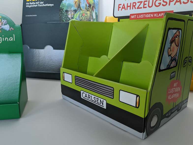 Zeitschriftendisplay aus Wellpappe mit Treppe Zeitschriftendisplay aus Wellpappe mit Treppe