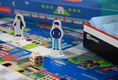 Spielbrett mit Spielfiguren und Würfel - Brettspiele produzieren lassen