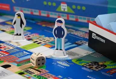 Spielbrett mit Spielfiguren und Würfel - Brettspiele produzieren lassen