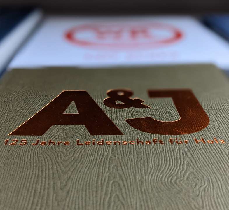 Buchcover mit Holzmaserung Buchcover mit Holzmaserung