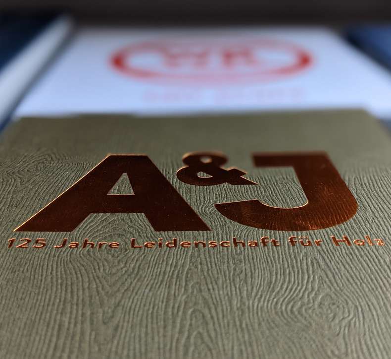 Buchcover mit Holzmaserung Buchcover mit Holzmaserung