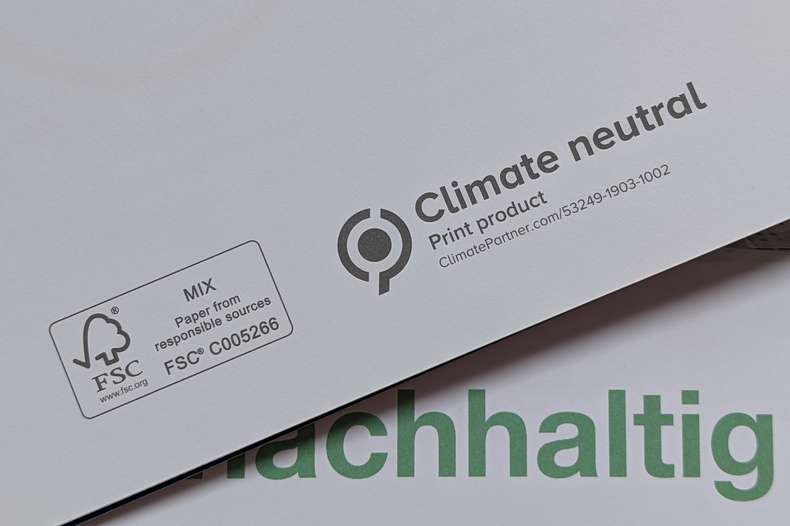 Papierausschnitt von nachhaltigen Siegeln - Klimaneutraler Druck