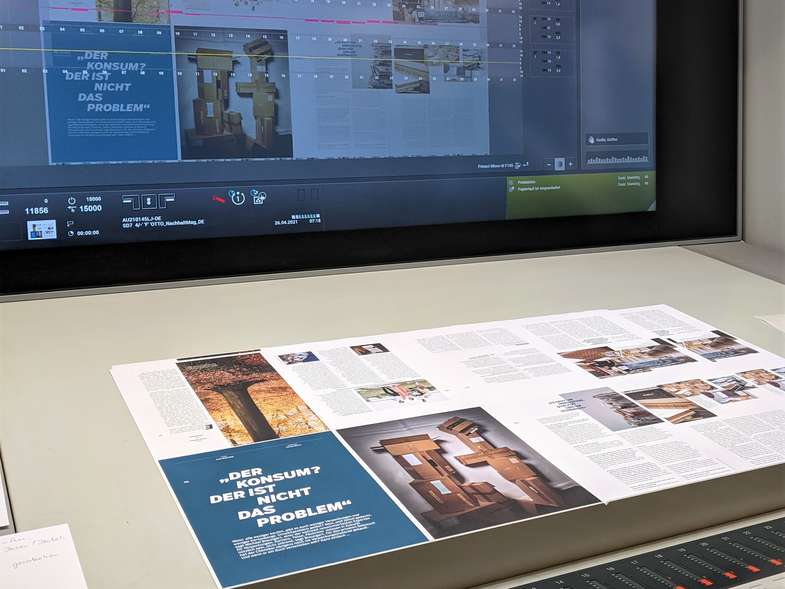 Druckmaschine einstellen bei Langebartels + Jürgens Hamburg GmbH