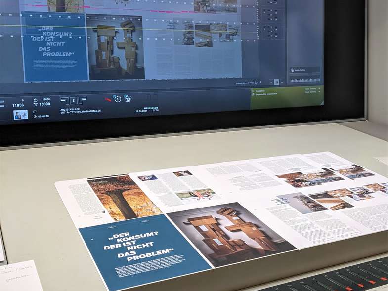 Druckmaschine einstellen bei Langebartels + Jürgens Hamburg GmbH