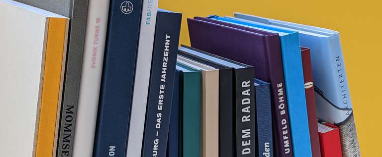 Bücher & Chroniken Mehrere Bücher im Regal