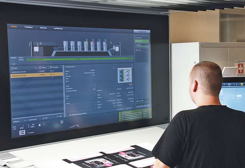 Bildschirm von der Offsetdruckmaschine Druckerei Hamburg Großer Bildschirm von Offsetdruckmaschine, Mensch steht davor und bedient die Technik, Druckerei Hamburg