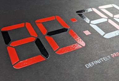 Roter Siebdruck auf schwarzem Karton