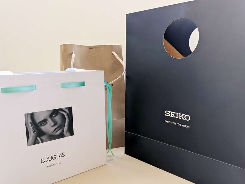 verschiedene Tragetaschen aus Karton