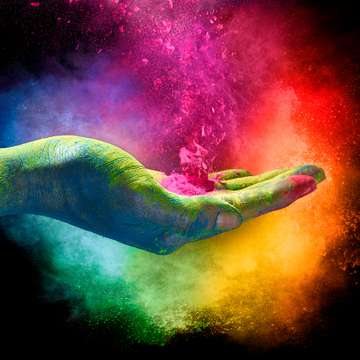 Wir drucken auf Recyclingpapier Blauer Engel Offene bunte Hand fängt Farbe, Hintergrund schwarz mit Farbwolke - Recyclingpapier Blauer Enge