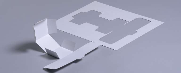 Geplottete Faltschachtel neben Papier Abfall Geplottete Faltschachtel neben Papier Abfall