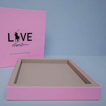 Kartonagen Hamburg Stülpdeckelverpackung mit braunem Inlay mit grauem Hintergrund und Untergrund - Kartonagen Hamburg