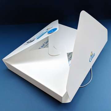 Sammelmappe weiß liegend auf blauem Untergrund - Drucksachen Hamburg