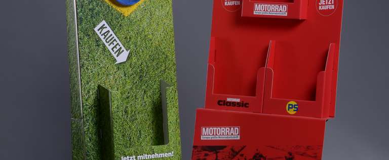 2 Standplakate mit Zeitschriften-Fächern 2 Standplakate mit Zeitschriften-Fächern