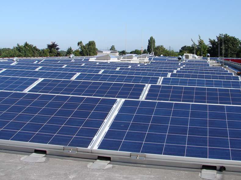 Solarmodule auf Flachdach - Nachhaltige Druckerei