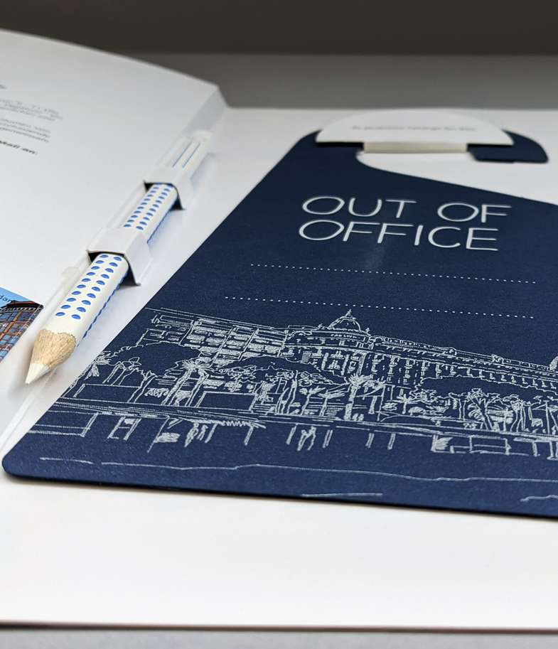 Faltkarte mit Stift und Türhänger Faltkarte mit Stift und Türhänger