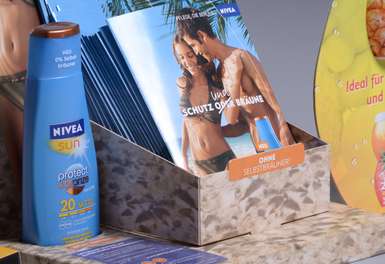 Individuell gestaltetes Regal- oder Verkaufsdisplays aus bedrucktem Karton zur Einführung neuer Sonnenpflegeprodukte und dazugehörigem Informationsmaterial.