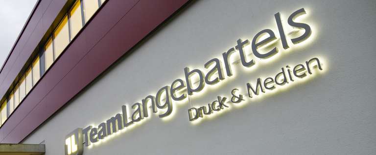 Seit über 130 Jahren - Kunstdruckerei Hamburg Hausfassade in Rot und Weiß - Kunstdruckerei Hamburg