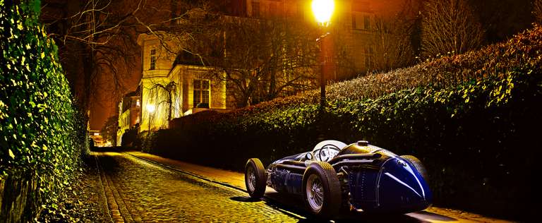 erweiterten Farbraumes -PSO coated V3 Kleines Rennauto auf gepflasterten Straße im Dunkeln - PSO-Coated v3