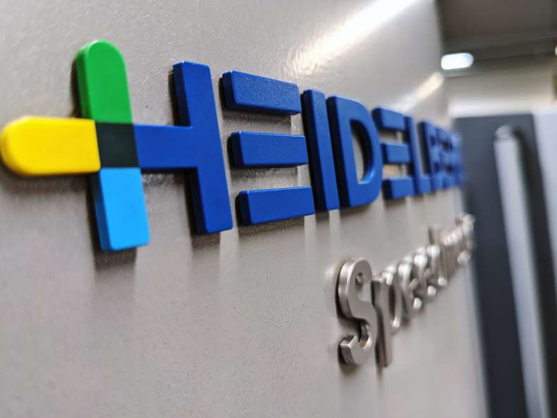 Ausschnitt Offsetdruckmaschine mit Logo von Heidelberg Firma - Nachhaltige Druckerei