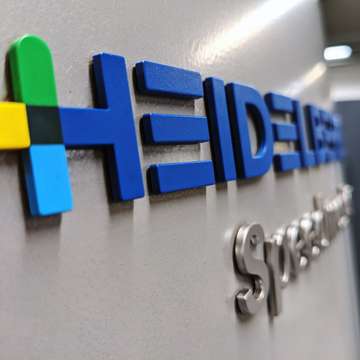 Nachhaltig Drucken - Nachhaltige Druckerei Ausschnitt Offsetdruckmaschine mit Logo von Heidelberg Firma - Nachhaltige Druckerei