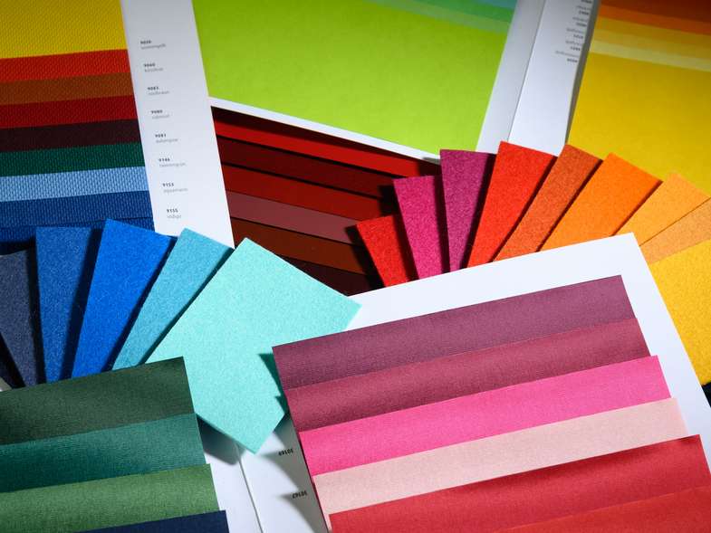 Papierauswahl in bunten Farben - Brettspiele produzieren lassen