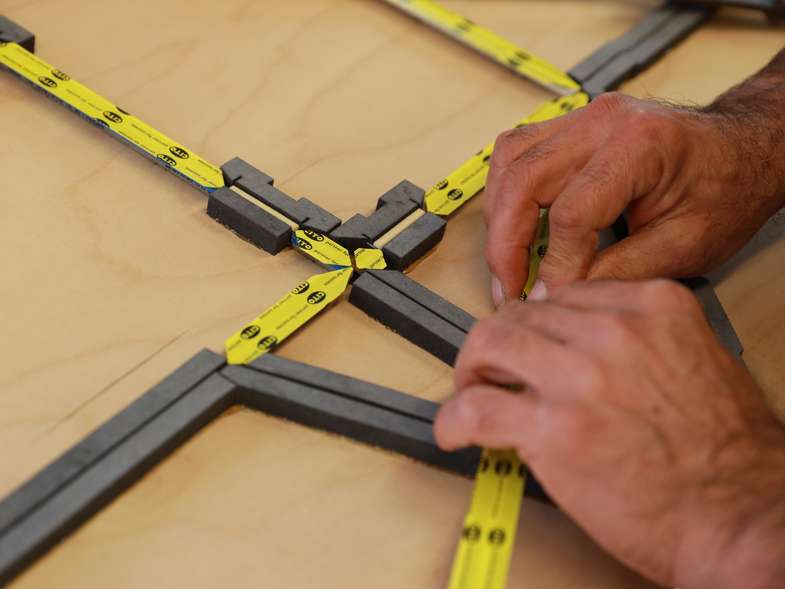 Stanzform Kanalnutklebung