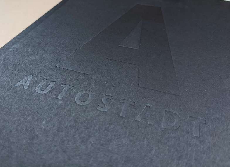 Schwarzes Buch mit Prägung Schwarzes Buch mit Prägung