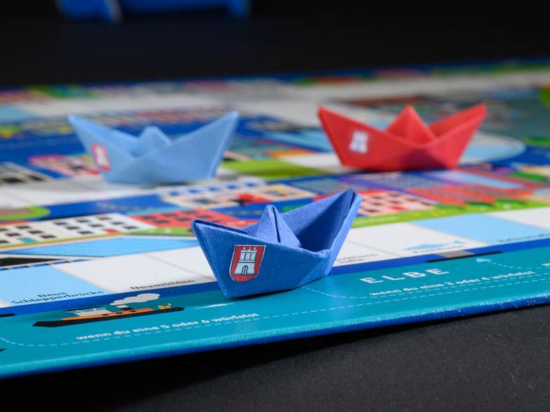 Faltböötchen auf Brettspiel, Nahaufnahme - Brettspiele produzieren lassen