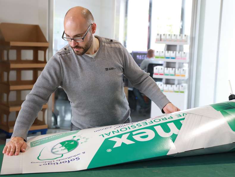 Verpackungstechniker Patrick Technischer Entwickler beim Aufrichten einer Faltsäule