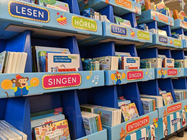 1/4 ChEP-Palette Bodendisplay für Kinderbücher auf 1/4 CHEP-Palette