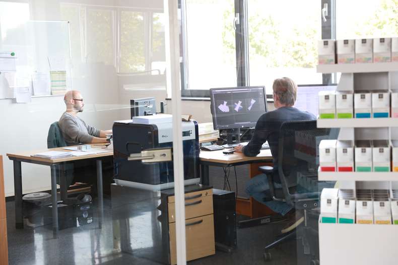 Packmitteltechnologe Zwei Menschen sitzen am Schreibtisch, arbeiten am Computer - Ausbildung Mediengestalter Digital und Print Hamburg