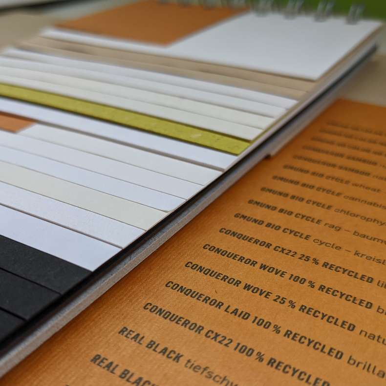 Orangenes Papier mit Aufschrift "Recyceld", Ungestrichene Papiere