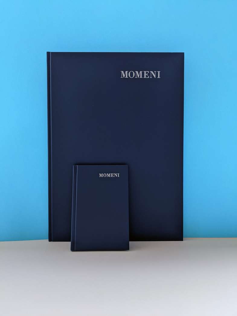 Buecher und Chroniken, Momeni, Layflat Bindung Buecher und Chroniken, Momeni dunkelblau Pocketformat und A4, Layflat Bindung