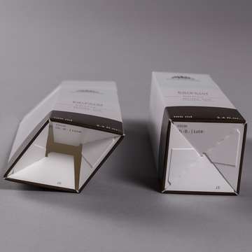 Zwei Faltschachteln liegend auf grauem Hintergrund - Printprodukte