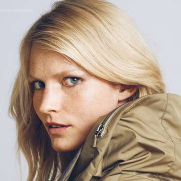 Finest Uncoated Printing, Recyclingpapier Blauer Engel Blonde Frau mit Blick in die Kamera - Recyclingpapier Blauer Engel