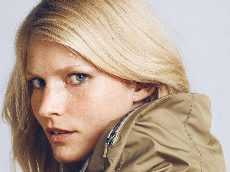 Finest Uncoated Printing, Recyclingpapier Blauer Engel Blonde Frau mit Blick in die Kamera - Recyclingpapier Blauer Engel