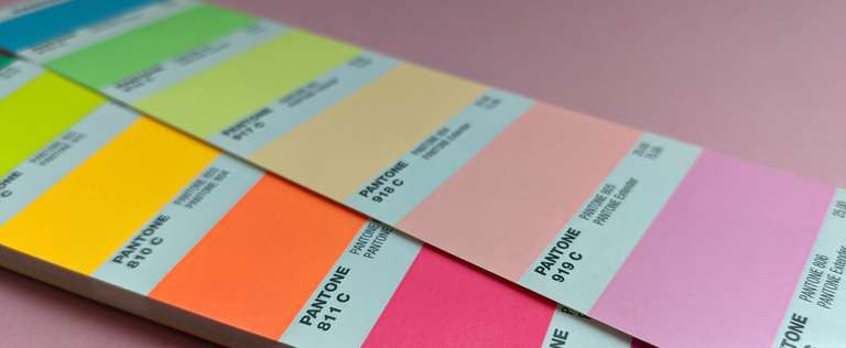 Pantonefächer mit Neonfarben