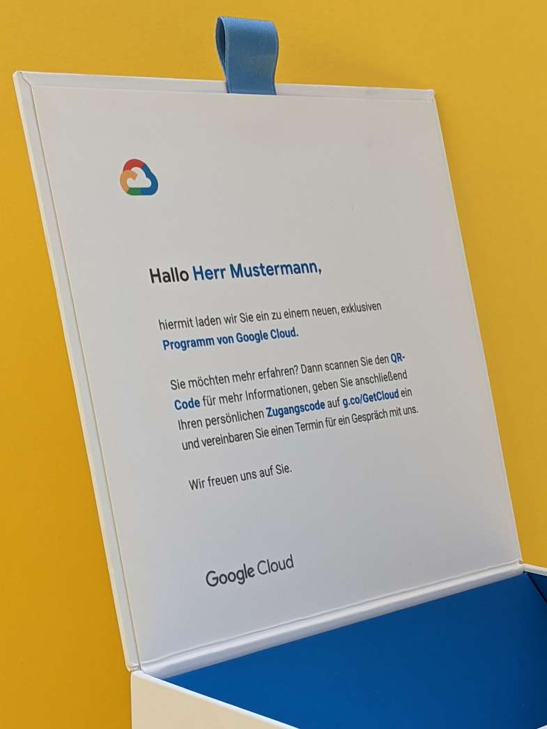 Griffe und Schleifen zum Öffnen Klappdeckel, offen mit Schleife und gelbem Hintergrund - Runde Verpackung