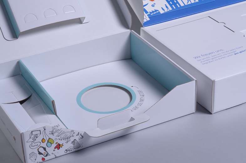 Koffer aus Karton mit verschiedenen Einsätzen Koffer aus Karton mit verschiedenen Einsätzen