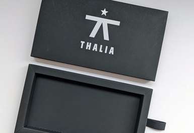 Schwarze Schiebeschachtel mit weißem Siebdruck