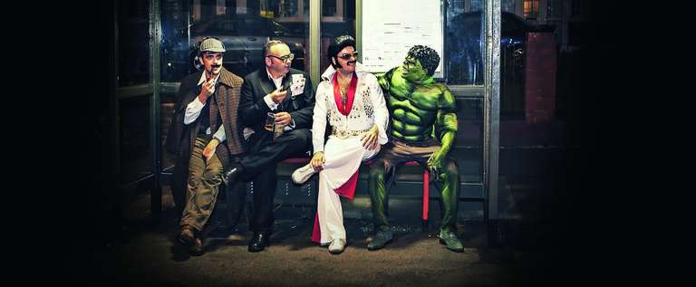 Ausbildung als Mediengestalter Digital und Print Hamburg Vier verkleidete Personen in Bushaltestelle im Dunkeln - Ausbildung Mediengestalter Digital und Print Hamburg