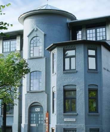 Druckerei Hamburg althistorisches Produktionsgebäude daneben grüner Baum - Druckerei Hamburg